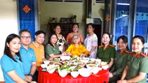 Ấm lòng “Bữa cơm tri ân - con về bên Mẹ”