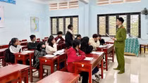 Thắp sáng bước chân em trên đại ngàn Trường Sơn
