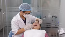 Trồng răng implant “dưới chuẩn” – Cảnh báo hậu quả tiêu xương, nhiễm trùng và mất xương hàm