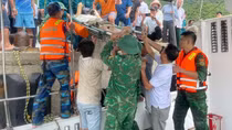 Đưa hai bệnh nhân nguy cấp ở Cù Lao Chàm vào bờ cấp cứu