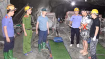 Công an tỉnh Sơn La xuyên rừng, vượt suối truy quét “vàng tặc”