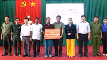 Trao kinh phí xây dựng nhà cho gia đình đồng bào thiểu số nghèo