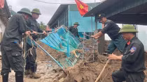 Lực lượng Cảnh sát cơ động Bộ Công an tiếp tục hỗ trợ đồng bào vùng lũ Nghệ An