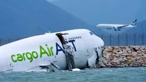Điều tra vụ máy bay trượt khỏi đường băng, lao xuống biển tại Hong Kong