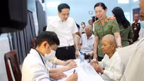 Cục An ninh chính trị nội bộ thăm khám, cấp phát thuốc, tặng quà người dân