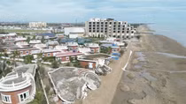 Tồn tại khó ngờ tại loạt biệt thự “view biển” đổ nát sau bão số 10