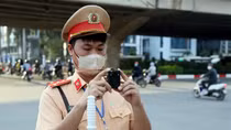 Camera giám sát siêu nhỏ giúp CSGT xử lý xe máy vượt đèn đỏ, đi ngược chiều
