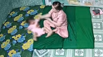 Bắt khẩn cấp bảo mẫu hành hạ trẻ em tại điểm giữ trẻ không phép ở Long An