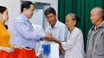 Chủ tịch Quốc hội thăm và tặng quà Tết Nguyên đán Ất Tỵ tại tỉnh Hậu Giang