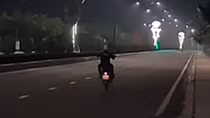 Chồng “biểu diễn” xe môtô, vợ đăng TikTok cổ vũ
