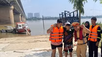 Cảnh sát cứu nam thanh niên nhảy cầu tự tử vì áp lực cuộc sống