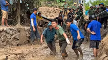 Tiếp cận địa bàn, hỗ trợ người dân tại các nơi xa nhất khắc phục hậu quả sau mưa lũ