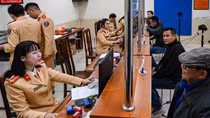 1 tuần tiếp nhận 36.722 hồ sơ cấp đổi giấy phép lái xe, CSGT làm việc thêm giờ phục vụ người dân