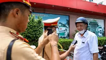 CSGT cả Hà Nội xuyên trưa kiểm tra nồng độ cồn, "ma men" liên tục bị phát hiện