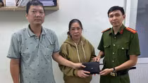 Nhặt được ví chứa tiền vàng, người đàn ông đến trụ sở Công an trình báo ngay trong đêm