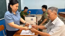 Người dân TP Hồ Chí Minh vui mừng nhận quà Tết Độc lập