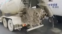 Xử lý tài xế xe bồn vừa đi vừa xả bê tông ra đường