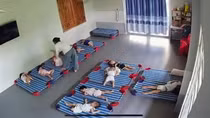 Xác minh clip trẻ nhỏ bị xách ngược, đánh tới tấp