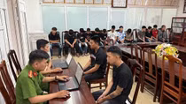 Triệu tập nhóm vị thành niên diễu phố múa kiếm, quay TikTok