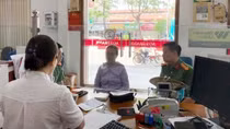 Giao dịch viên Agribank Chi nhánh Hà Tây kịp thời ngăn chặn vụ lừa đảo, bảo vệ tài sản cho cụ bà