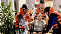 Nước lũ lên cao, Công an Quảng Trị di dời nhiều người dân khỏi vùng ngập