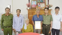 Bàn giao nhà tình nghĩa cho thân nhân thờ cúng liệt sĩ CAND