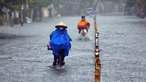 Mưa to từ miền Trung vào đến Nam Bộ, Biển Đông bão mạnh