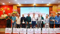 Trưởng ban Tuyên giáo và Dân vận Trung ương Nguyễn Trọng Nghĩa tặng quà gia đình chính sách tại Tây Ninh
