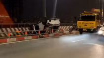 Tài xế ô tô nguy kịch sau vụ tai nạn lúc rạng sáng