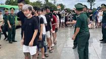 Bàn giao 85 công dân Việt Nam liên quan lừa đảo trực tuyến từ Campuchia