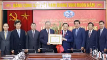 Tổng Bí thư Tô Lâm trao Huy hiệu 45 năm tuổi Đảng tặng đồng chí Phan Đình Trạc