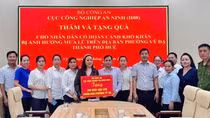 Cục Công nghiệp an ninh tặng quà hỗ trợ người dân vùng lũ TP Huế