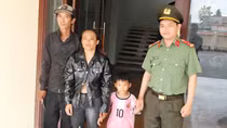 Công an phường Sóc Trăng bàn giao cháu bé đi lạc cho gia đình