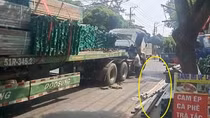 Người đi đường thót tim vì sắt từ rơ-mooc xe đầu kéo rơi ầm ầm xuống đường