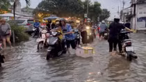 Mưa lớn và triều cường nhấn chìm nhiều tuyến đường tại TP Hồ Chí Minh