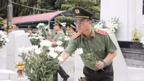 Thứ trưởng Phạm Thế Tùng dâng hương tưởng niệm Chủ tịch Hồ Chí Minh và các Anh hùng liệt sĩ