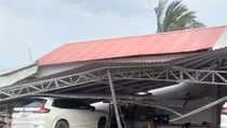 Dông lốc làm sập, tốc mái 99 căn nhà ở An Giang