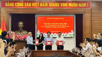 Công bố, trao tặng Cẩm nang hướng dẫn thực hiện các nhiệm vụ của UBND cấp xã