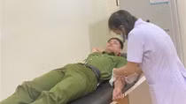 Thượng úy Công an xã vượt mưa bão hiến máu cứu sống sản phụ nguy kịch