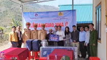 Bàn giao nhà trong chương trình xóa nhà tạm, nhà dột nát ở huyện Kỳ Sơn