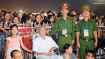 Công an Bắc Ninh hỗ trợ kịp thời 20 trẻ bị lạc trong đêm bắn pháo hoa