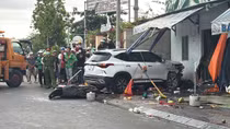Ô tô ôm vòng xoay lao vào nhà dân, tông cụ bà tử vong