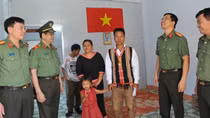 Công an tỉnh Đắk Lắk bàn giao nhà tình nghĩa cho công dân hồi hương