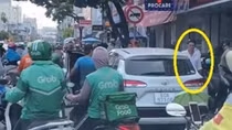 Sau va chạm, 2 người đàn ông từ ô tô bước xuống đánh tới tấp người đi xe máy