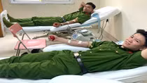 Cảnh sát kịp thời hiến máu cứu nữ bệnh nhân qua cơn nguy kịch