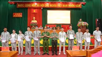 Phấn đấu trở thành công dân tốt với xã hội