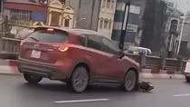 Triệu tập tài xế Mazda CX5 kéo lê xe máy trên đường phố Hà Nội