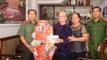 Công an thành phố Cần Thơ thăm, tặng quà tết gia đình chính sách