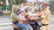 Công an tỉnh Sóc Trăng tiếp sức người dân về quê đón Tết