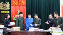 Triệt phá đường dây làm giả con dấu tài liệu, giao dịch qua mạng xã hội